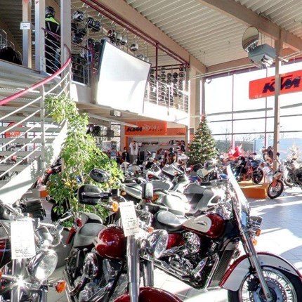 Über uns Seit über 20 Jahren steht der Name Stöbe in der Region Aachen für Tradition, Erfahrung und Kompetenz rund um das Thema Motorrad, Technik und Zubehör.Aber Stöbe Motorräder ist noch viel mehr. Ein Team von begeisterten Mensc...