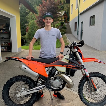 Lorenz Gössler - JEC Schrems Lorenz Gössler - Rennbericht JEC-SchremsDer Junior Endurocup 2019 "is in the books". Beim letzten Lauf des Junior Endurocups in Schrems startete ich mit meiner brandneuen KTM 150 EXC TPI 2020. Ich hatte vor dem Rennen leid...