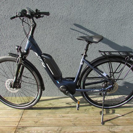 KTM Macina Fun 520 / US 46 oder 52 Macina Fun 520US 46 oder 52 / E2• Rahmen: Macina Trekking Onroad, Alloy 6061• Farbe: eveblue/matt (grey)• Motor: Bosch Active Plus Gen.3, 25km/h, 50Nm• Batterie: Bosch PowerPack, 500 Wh • Display: Bosch Intuvia, ...