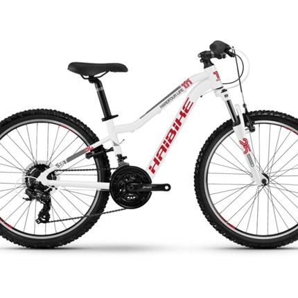 Haibike Hard Four 1.0, 24" Haibike Hard Four 1.0 / 24“ Rahmen: Alu Größe: 24“ Gabel: SR Suntour M3010 Schaltung: Shimano Tournex TY 300, 21-Gang Bremse: XLC V-Brake Reifen: Kenda K-829 Felgen: Ryde VB19 Gewicht: 12,6 kg