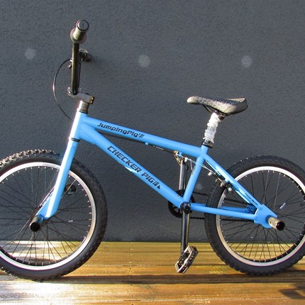 BBF BMX Jumping Pig / Freestyle BMX Jumping Pig 20“- 25cmRahmen: CP X-Treme HiTenGabel: CP BMX starrSchaltung: 1 GangFelgen: CP BMXReifen Kenda 20 x 2.125Bremse: Tektro U-BrakeGewicht: 14,6 kg