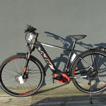 KTM Macina Sport, 10CX5 PT, HE 51cm, schwarz/matt Macina Sport10CX5PT HE 51Motor: Bosch Drive Unit 36V-250W, 25km/hBatterie: Powertube horizontal 13,4 Ah – 500 WhDisplay: Cobi Sport Cockpit with remoteRahmen: Trekking Onroad Rahmengröße: 51 cmFarbe: schwarz/...