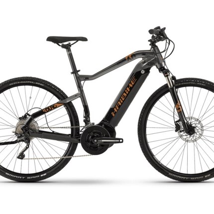 Haibike SDURO Cross 6.0, HE, Gr.L, schwarz/titan/bronze SDURO Cross 6.0, HE500Wh, 20-Gang Rahmen: Aluminium 6061, Scheibenbremse Farbe: schwarz / titan / bronze Motor: Yamaha PW-System, 250W, 25km/h Display: Yamaha LCD Batterie: Yamaha Lithium Ionen, 500Wh Ladegerät: Yamaha S...