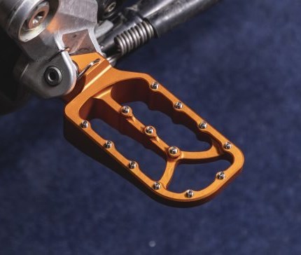 R/G Alu Fussrasten 15 mm tiefer & 25% grössere Auftrittsfläche Die R/G-Fussraster sind fünfzehn Millimeter tiefer und haben eine um 25% größere Oberfläche als die Originalen. Sie wirken sich besonders auf einen besseren Fahrkomfort auf längeren Strecken aus. Durch die größere Auftr...