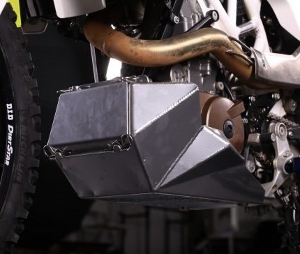 R/G Aluminium-Motorschutz mit Werkzeugkasten 690 Enduro & 701 Husky Der Aluminium-Motorschutz deckt nicht nur die Vorder- und Unterseite des Motors ab, sondern auch die Wasserpumpe und auch den Brems- und Schalthebel. Das perfekten handgeschweißten Nähte verleihen dem Motorschutz eine seh...