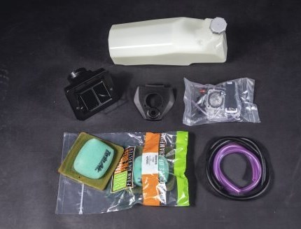 R/G Zusatztank für KTM 690 Enduro/SMC Modell 2019 > Zusätzliche Reichweite von 100 km Für Deine Abenteuertouren erhälst DU jetzt einen Zusatztank mit 5,5 Liter Benzin :-) Das bedeutet große Freiheit bei einer Kraftstoffreichweite für deine 690er von über 330 km !!!Preis: ...
