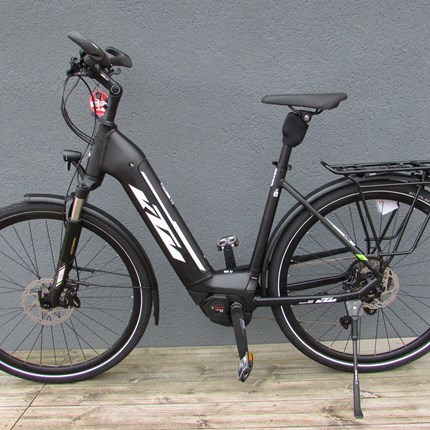 KTM Macina Style 630, US 46, US 51 & US 56 Macina Style 630, US 46 und US 51Rahmen: Macina Trekking Onroad Alloy 6061Farbe: schwarz matt (weiß/grün)Motor: Bosch Performance CX, Gen.4, 25km/h, 75NmBatterie: Bosch Power Tube 625 Wh hor.Display: Bosch Intuvia, LCD Dis...
