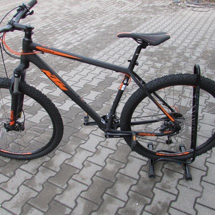 KTM Trail Comp 29.27 Gr.M und L KTM Trail Comp 29.27, Gr.M und LRahmen: Aluminium 6061, MTB Ultra Disc M1442Farbe: schwarz/matt (orange)Schaltung: Shimano DeoreSchalthebel: Shimano AltusReifen: Impac Smartpac TwinSkin 57-622Gesamtgewicht: 15,2 kg ohne Pe...