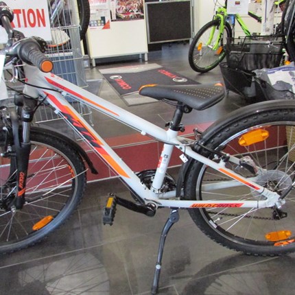 KTM Wild Cross 24.18 Street MTB 31 KTM Wild Cross 24.18Rahmen: Wild Cross 24", AlloyframeFarbe: hellgrau / mattSchaltung: Shimano TZ20-6, 14-28Reifen: Rubena V75Gesamtgewicht: 14,1kg