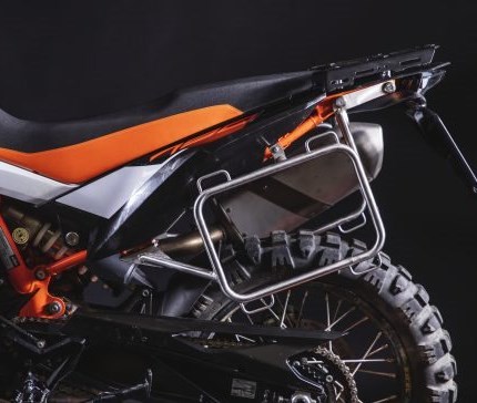 R/G Koffer/Gepäckträger KTM 790 Adventure/R R/G Kofferträger für die KTM 790 Adventure/RUm den Schwerpunkt des Gepäck erheblich zu verbessern wurde der R/G Edelstahl- Kofferträger weiter nach vorne und tiefer gebaut als herkömmliche Konstruktionen. Dies verbessert e...