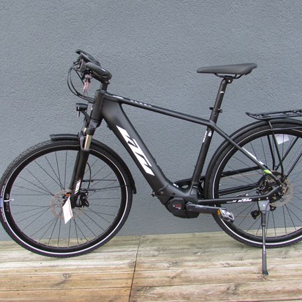 KTM Macina Sport 630, HE 51 Mainca Sport 630, HE 51Rahmen: Mainca Trekking Onroad Alloy 6061Farbe: schwarz/matt (weiß/grün)Motor: Bosch Performance CX, Gen.4, 25km/h, 75NmBatterie: Bosch Power Tube 625Wh. hor.Display: Bosch Intuvia, LCD Display with ...