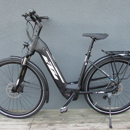 KTM Macina Tour 510, US46, schwarz/matt Macina Tour 510, US46, E2Rahmen: Macina Trekking Onroad Alloy 6061Farbe: schwarz/matt (weiß/blau)Motor: Bosch Performance CX, Gen.4, 25km/h, 75NmBatterie: Bosch Power Tube 500Wh hor.Display: Bosch Intuvia LCD Display with ...