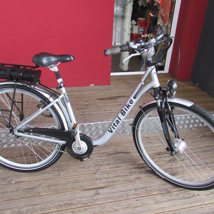 Vital Bike City Gebrauchtes E-BikeKaufdatum: 2015Zul. Gesamtgewicht: 135 kgAntrieb: 250 W Ansmann VorderradnabenmotorSensorart: BewegungssensorBatterie: 324 Wh (36 V, 9 Ah) Li-Ionen Akku, abnehm- & abschließbarBatterieladestandsanzeige: L...