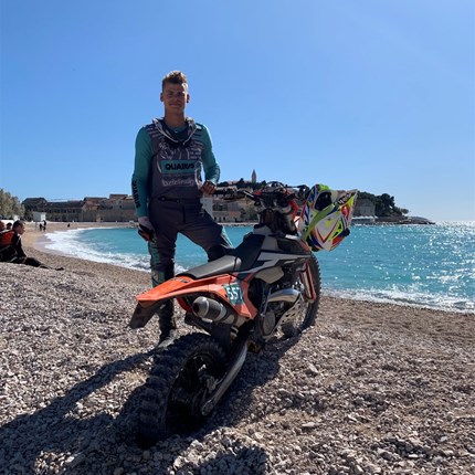 Tobias Hiebl Tobias Hiebl#14 - Team Euro Motors GrazDas junge Talent Tobias fährt mit seiner KTM 250 EXC bei der Österreichischen Meisterschaft und einigen internationalen Rennen mit. Er ist vom Kindesalter an im Trialsport gewachsen u...