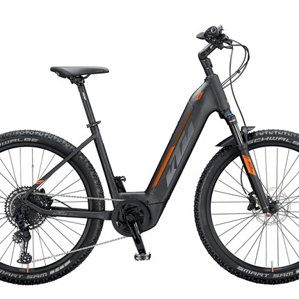 KTM Macina Skaud 271 LFC, US46, S Macina Skaud 271Motor: Bosch Performance CX Gen.4, 75Nm, 25km/hBatterie: Bosch - PowerTUBE, 625 Wh, hor.Display: Intuvia LCD Display 4ARahmen: Macina Skaud 27,5", Alloy 6061Farbe: schwarz/mattSchaltung: Shimano SLX M7100 -...