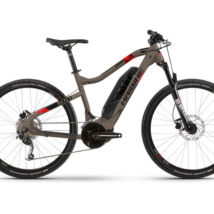 Haibike HardNine 4.0, 45 und 50cm, sand/rot/schwarz metallic SDURO HardNine 4.0500Wh, 20-G Deore, 29“ Rahmen: Aluminium 6061, Scheibenbremse Post Mount Motor: Yamaha PW ST-Sytem, 250W, 70Nm, 25km/h Display: Yamaha Side Switch 1.7“ LCD, 7 Funktionen Batterie: Yamaha Lithium Ionen, 5...
