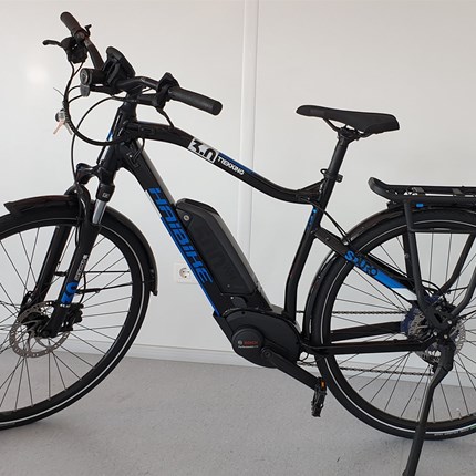 Haibike Trekking 3.0, Gr.M Marke: HaibikeRahmen: AluFarbe: schwarz/blau/weißMotor: Bosch Performance CX, 250WDisplay: Bosch IntuviaBatterie: Bosch Power Pack, 500WhSchaltung: Sram NX, 11 GangReifen: Michelin Protek CrossSchutzbleche: Chromoplastikzu...