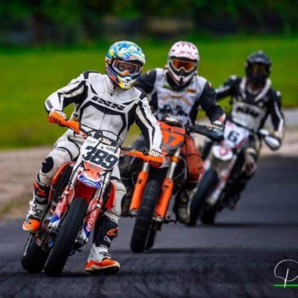 Michael Zlatnik - Supermoto ÖM Greinbach Michael Zlatnik - erste Punkte bei der Supermoto ÖM in Greinbach!
Am 01.08. und 02.08.2020 gastierte die Supermoto ÖM in Greinbach.
Ich fühlte mich am Samstag beim Qualifying sofort wohl und hatte ein gutes Gefühl am Mot...