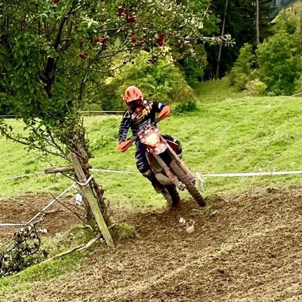 Kilian Zierer - Saisonabschluß ÖEC und OM Guttaring Saisonabschluss des ÖEC und der ÖM in GuttaringStarker Regen am Samstag ließen uns Rider bei erschwerten Bedingungen, rutschige Steine, schlammiger Boden und zudem noch 6 Runden und 6 Sonderprüfungen absolvieren zu müssen,...