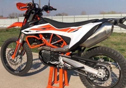 Sturzbügel - KTM 690 Enduro R ab 2019 Sturzbügel - KTM 690 Enduro R – ab 2019€180.00Das Design der Sturzbügel für die KTM 690 Enduro R basiert auf der Philosophie, dass weniger oft mehr ist. Daher haben wir ein kompaktes, robustes Set von Sturzbügeln entwickel...