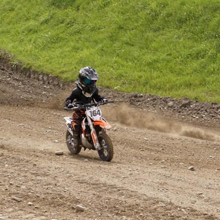 Jonas Sulzenbacher Privat:Geboren: 16.04.2016 Wohnort: Söll/TirolNation: ÖsterreichMX seit: 2020Hobbys: Motocross, Radfahren, Skifahren, SchwimmenLieblingsstrecke: KundlVorbilder: Thomas Neid, Richard Kreidl, Ronnie MacMotorrad: KTM 50 SX Mi...