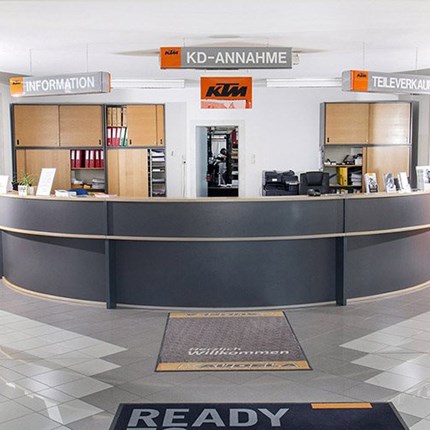 Unser Service Wir sind ein KTM Fachbetrieb, eine freie AUTOWERKSTÄTTE für alle Automarken und APRILIA Moped Stützpunkthändler.Unsere Leistungen im Überblick:VerkaufInspektionen nach HerstellervorgabeReparaturen aller ArtReifen Sofortser...