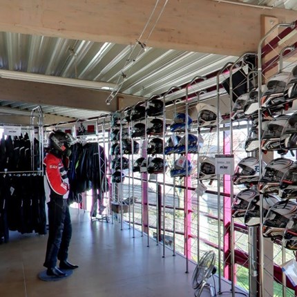 Bekleidung Erleben Sie den STÖBE Bekleidungs-Service hautnah. Wir werden wie immer unser Bestes tun, damit Sie auch in dieser Saison in Sachen Biker-Fashion, natürlich auch markenspezifisch, wieder gut bei uns aufgehoben sind.Markenq...
