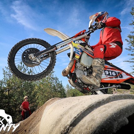 #AlexBeck 339 #AlexBeck 339 #Bike: EXC 300 u. EXC-F 350 Instagram: b_alex339https://instagram.com/b_alex339?igshid=pobrrjcvravlErgebnisse 2020:Dritter Platz, 3H Enduro Lauf in Lederhose 18.10.2020Ergebnisse 2019:Dritter Platz, 3H Echt C...
