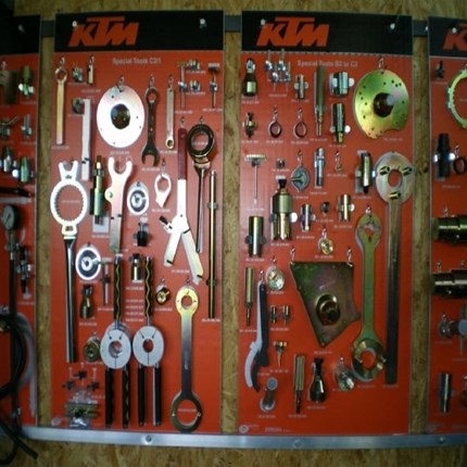 Werkstatt Modern ausgestatter Meisterbetrieb und Mitglied der Innung.Wartung und Reparatur an Zweirädern, vorwiegend für unsere Hausmarken Kawasaki und KTM.Klassische Reparaturen und Wartungen wie z.B. Reifen, Kettensätze, Ölwechsel...