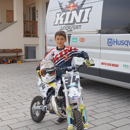 Liam Pichler Privat: Geboren: 07.10.2011 Wohnort: Karneid/Steinegg SüdtirolNation: ItalienBeruf: Schüler MX seit: 2017Hobbys: Motocross fahren, Radfahren, LanglaufenLieblingsstrecke: Arco, villamar (Sardinien), CirrasVorbilder: Ken Roc...