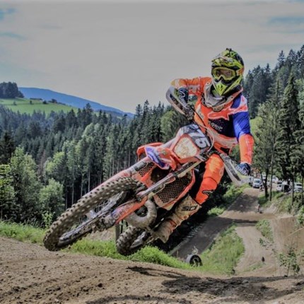 Kilian Zierer Kilian Zierer #75 - Team Euro Motors Graz Auch heuer heißt es bei Kilian und seinem Rennteam "Feuer frei". Der erst sechzehnjährige Endurosportler aus Kumberg konnte in der Saison 2016 bereits beachtliche Erfolge erzielen:...