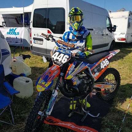 #TimScharf 446 Fahrer für KTM Motoroox 2017/2018/2019/2020/2021Instagram: xtim446Xhttps://instagram.com/xtim446x?igshid=17g9w65r6zz4xName: SCHARF Vorname: TIMGeb. Datum: 29.11.2000MX Youngster CupADAC Nordbayern MX CupMotorrad : KTM SX 2...