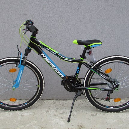 Merida Junior Radl 24" Schönes Merida Junior RadlGröße: 24"Rahmen: AluBremse: V-BrakeSchaltwerk: ShimanoFarben: blau/grün oder rot/blauJetzt nur € 299,--