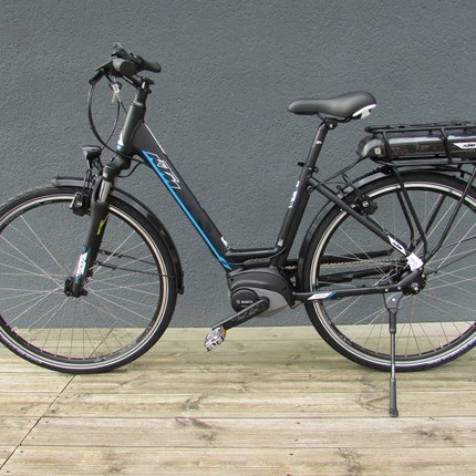KTM Macina Classic 8 AH5, US 46cm Macina Classic 8, 46 cmRahmen: Macina City 28"Farbe: schwarzGabel: Suntour NEX E25Antrieb: Bosch Drive Unit 36V-250W, 25km/h Activeline plus 2018Akku: Powerpack 13,4 Ah - 500 WhBremsscheiben: Magura HS11 Schalthebel: Shim...