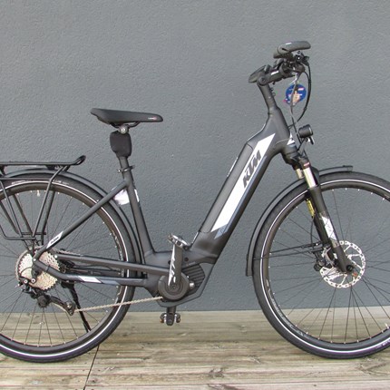 KTM Macina Style Macina Style10PT-CX5 U 46Motor: Bosch Drive Unit 36V - 250W, 25km/hBatterie: Powerpack 13,4 Ah - 500WhDisplay: Intuvia LCDRahmen: TrekkingRahmengröße: 46cmFarbe: schwarz / mattSchaltung: Shimano Dore, M6000 GS shadowReifen...