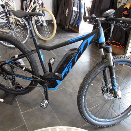 KTM Macina Action Macina
Action 29119“/48/10GMotor:
Bosch Drive Unit 36V-250W, 25km/hBatterie:
Powerpack 13.4 Ah – 500 WhDisplay:
Intuvia LCDRahmen:
MXRahmengröße:
48 cmFarbe:
schwarz/matt/blauSchaltung:
Shimano Deore T6000-10Reifen:
Schwal...