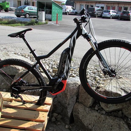 KTM Macina Action 292 Macina
Action 29219“/48/9GMotor:
Bosch Drive Unit 36V-250W, 25km/hBatterie:
Powerpack 13.4 Ah – 400 WhDisplay:
Intuvia LCDRahmen:
MXRahmengröße:
48 cmFarbe:
schwarz/mattSchaltung:
Shimano Deore M592 SGS shadowReifen:
Schwa...