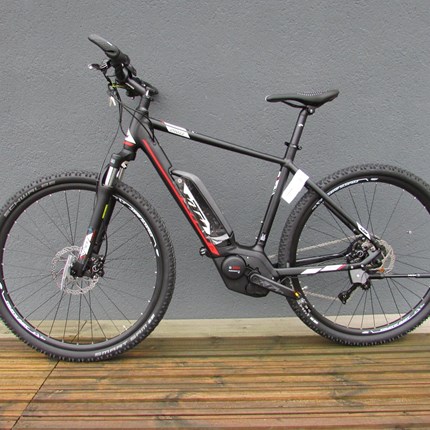 KTM Macina Cross 10 CX5 - 51 Macina Cross 10 CX551/10GMotor: Bosch Drive 36V-250W, 25km/hBatterie: Powerpack 13.4 Ah - 500WhDisplay: Intuvia LCDRahmen: CrossbikeRahmengröße: 51cmFarbe: schwarz / mattSchaltung: Shimano Deore M6000 GS shadowReifen: Schw...