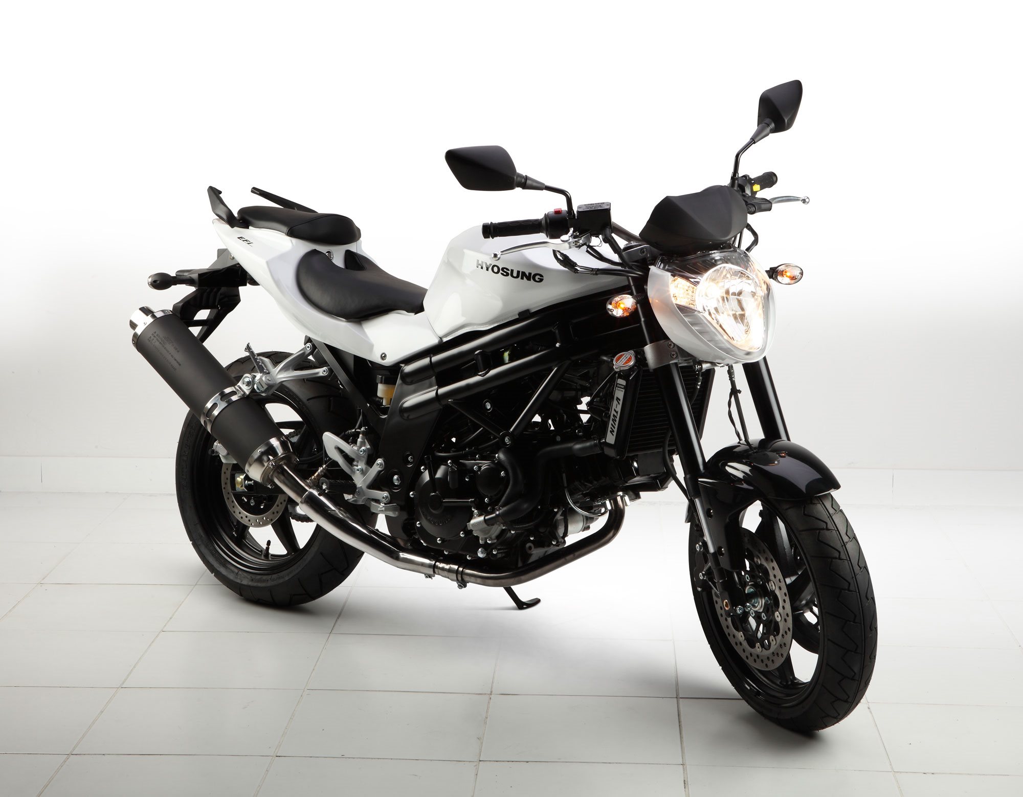 Hyosung GT 650 Naked for rental