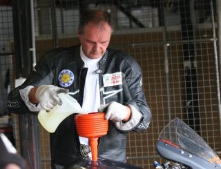 Richard Rampula beim Motorrad Tanken