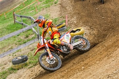 Marvin Rankl mit Platz fünf beim ACC Rennen in Hochneukirchen weiterhin auf Platz eins in der Gesamtwertung der XC Junior Klasse! Nach seinem Start-Ziel Sieg in Haidershofen ging Marvin auf seiner Viertakt 250iger Walzer KTM an den Start zum dritten Rennen in ...