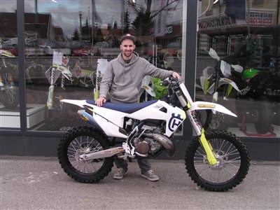 TC 250/ 2019 ausgeliefert! Nach einer TC 125 möchte es Markus genau wissen und wird in der Saison 2019 mit einer neuen Husqvarna TC 250 an den Start gehen. W... Weiter >>
