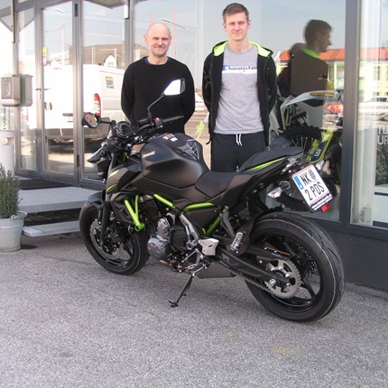 Roll out einer Kawasaki Z 650! Wir gratulieren Gerhard und Sebastian zur Motorradwahl! Die Z650 wird sicher viel Freude bereiten. Wer von den beiden mehr Kilomet... Weiter >>