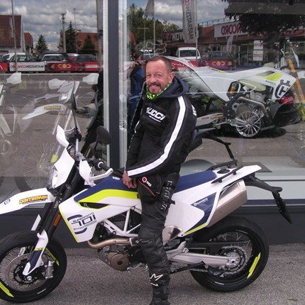 701 Supermoto geht auf Reise! Es freut uns, dass wir an Erich eine Husqvarna 701 Supermoto übergeben dürfen! Wir wünschen mit den neuen Bike viel Spaß und viel... Weiter >>