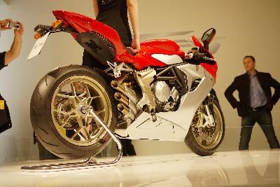 MV Agusta F3 Der unumstrittene Star der EICMA 2010 war die neue MV Agusta F3. Dass sich MV Agusta
mit seiner Neuentwicklung im mittleren Hu... Weiter >>