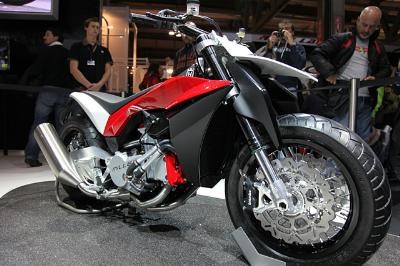 Husqvarna Design Studie Die Mille 3 sorgte auf der EICMA für reges Interesse. Es handelt sich im Grunde nur um eine
Spieler-/Spinnerei des Husqvarna D... Weiter >>