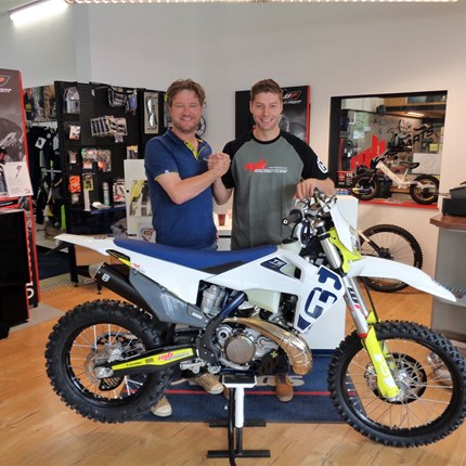 >>>HUSQVARNA TE300I - MY2020 - ROLL OUT<<<
>>>HUSQVARNA TE300I - MY2020 - ROLL OUT
Willkommen Matthias im mbRACING/TEAM ;)
Mit Freude geben wir bekannt, dass Matthia... Weiter >>