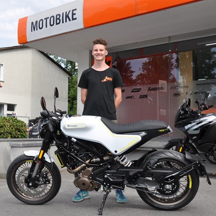 Fahrzeugübergabe Ken Mohr
Wir wünschen Ken viel Spaß mit seiner neuen Husqvarna 401 Vitpilen und stets eine GUTE FAHRT !!! :)