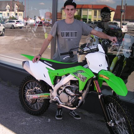 Roll out einer Kawasaki KX 250 / 2019 Die Kawasaki MX - Familie bekommt Zuwachs. Es freut uns, dass wir an Gerald eine neue kawasaki KX 250 der Modellreihe übergeben dü... Weiter >>