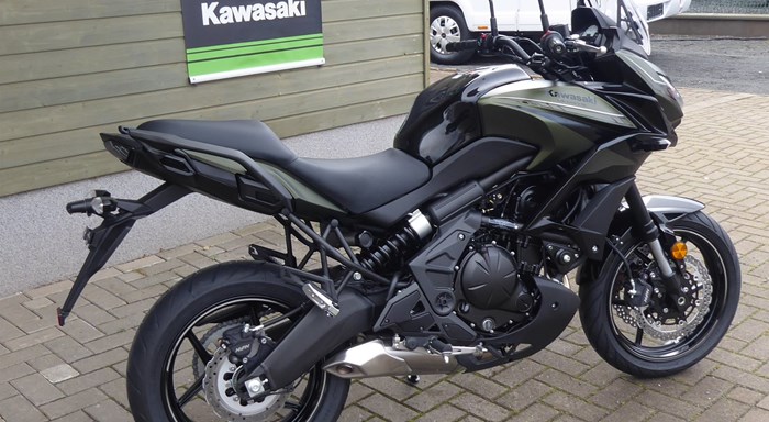 Kawasaki Versys 650 in matt khaki in unserer Ausstellung